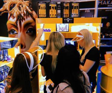 Придбати косметику або стати дистриб'ютором